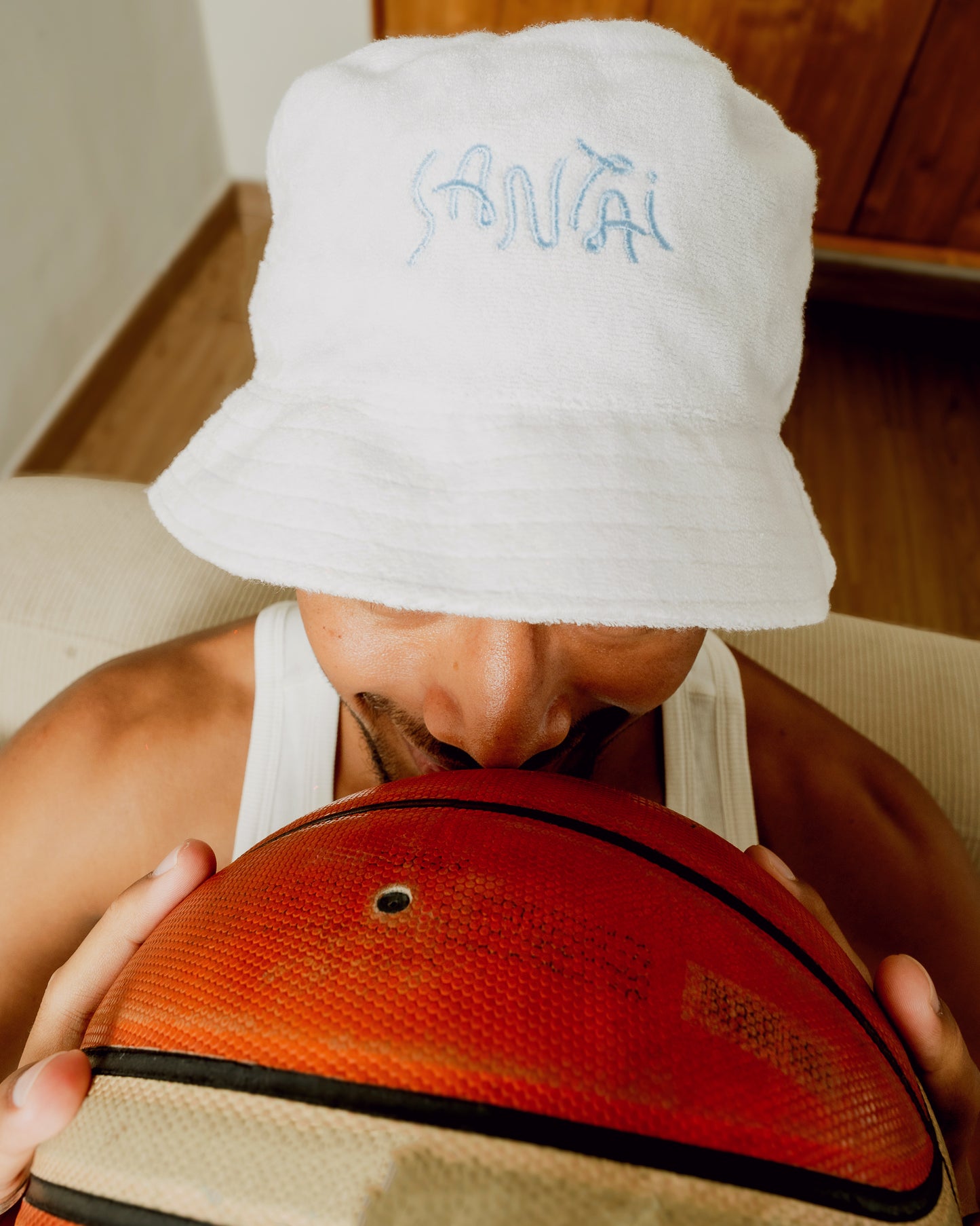 WHITE BUCKET HAT